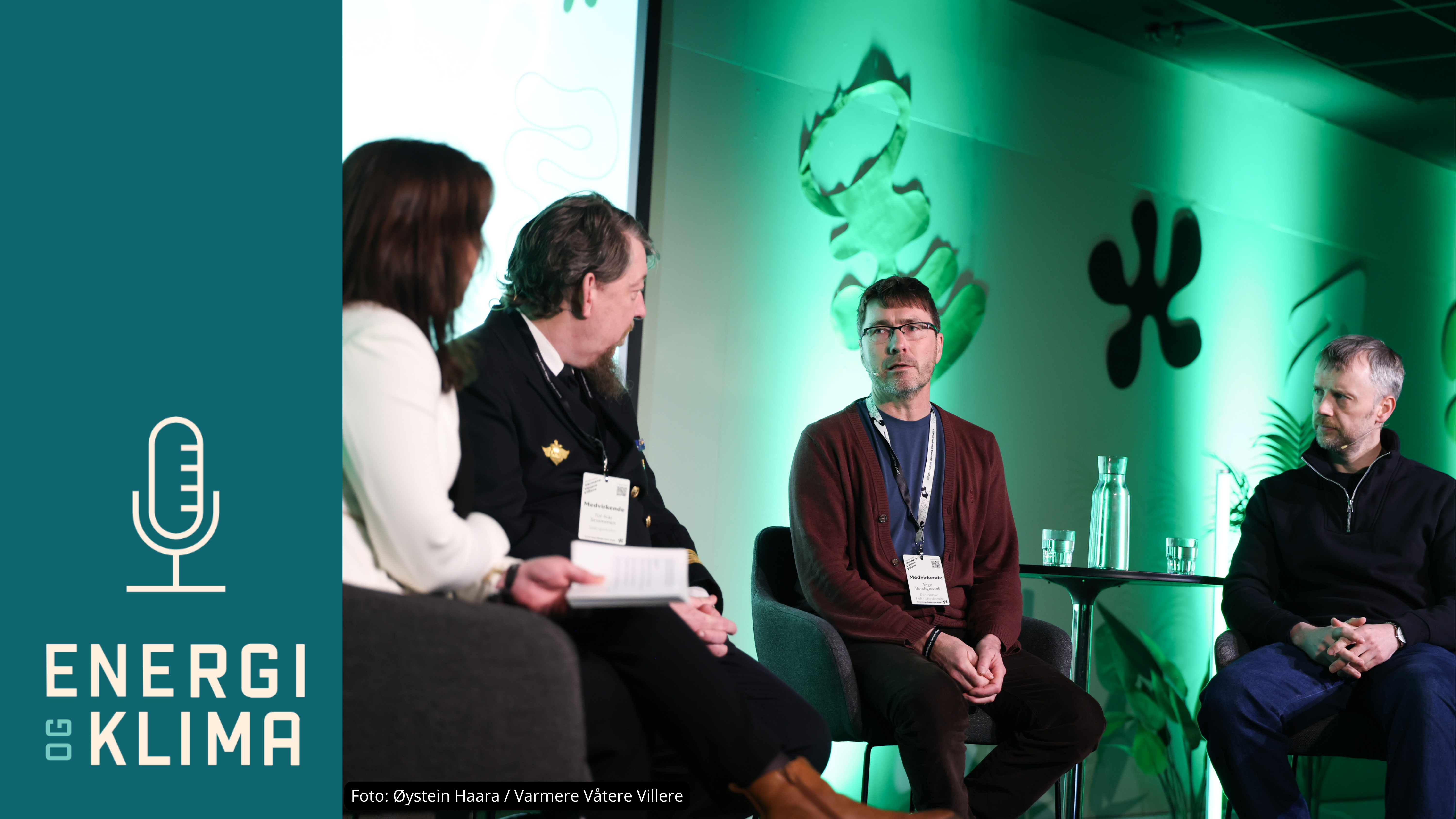 Podcast-grafikk for «Energi og Klima» med et mikrofonikon og portretter av én kvinne og tre menn.