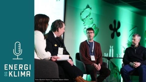Podcast-grafikk for «Energi og Klima» med et mikrofonikon og portretter av én kvinne og tre menn.