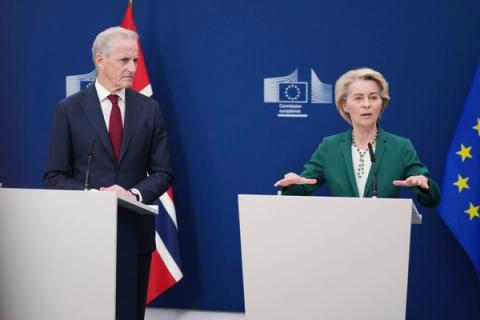 Jonas Gahr Støre og Ursula von der Leyen på en felles pressekonferanse.