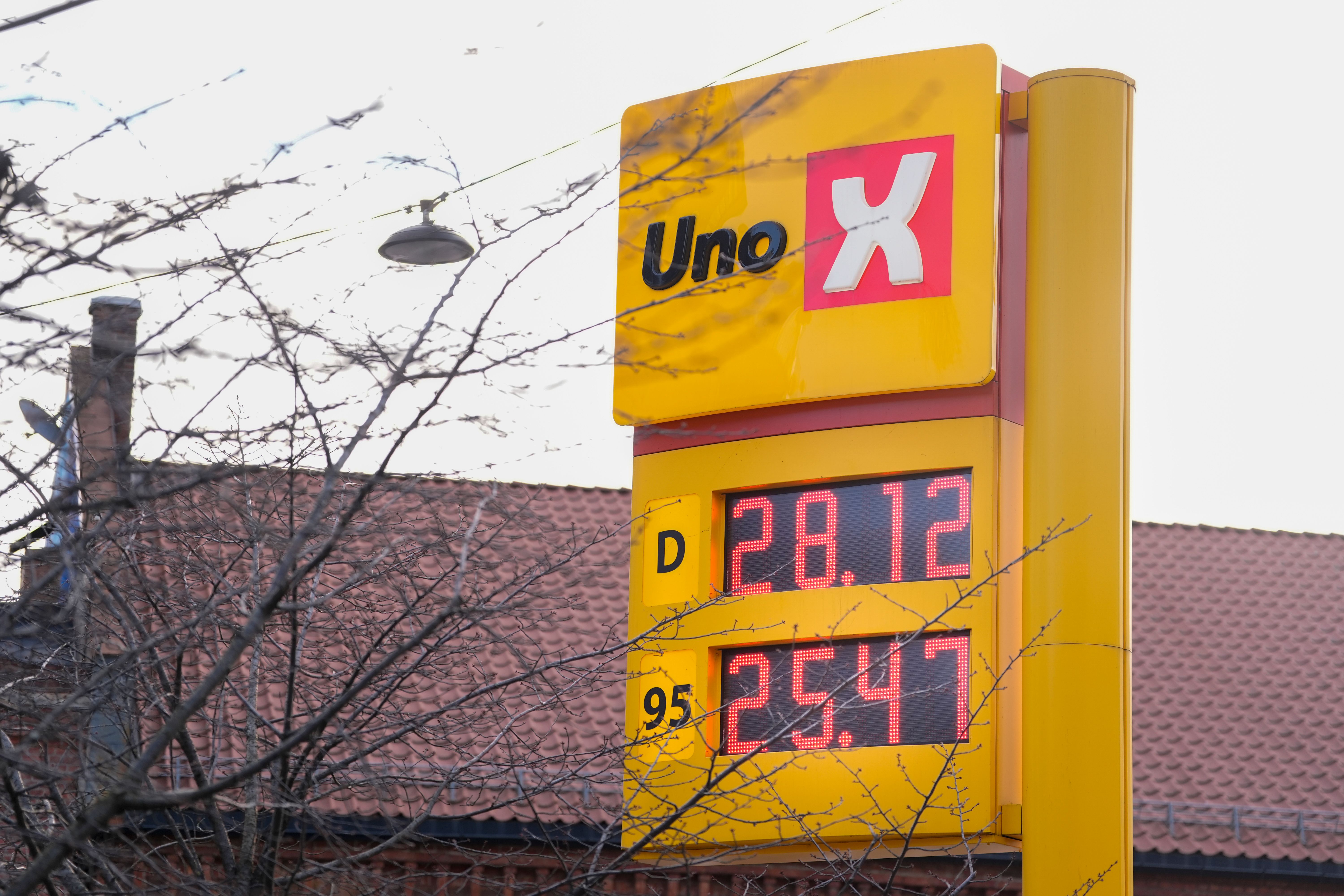 Gult Uno-X bensinstasjonsskilt som viser prisene: D 28,12 og 95 25,47.