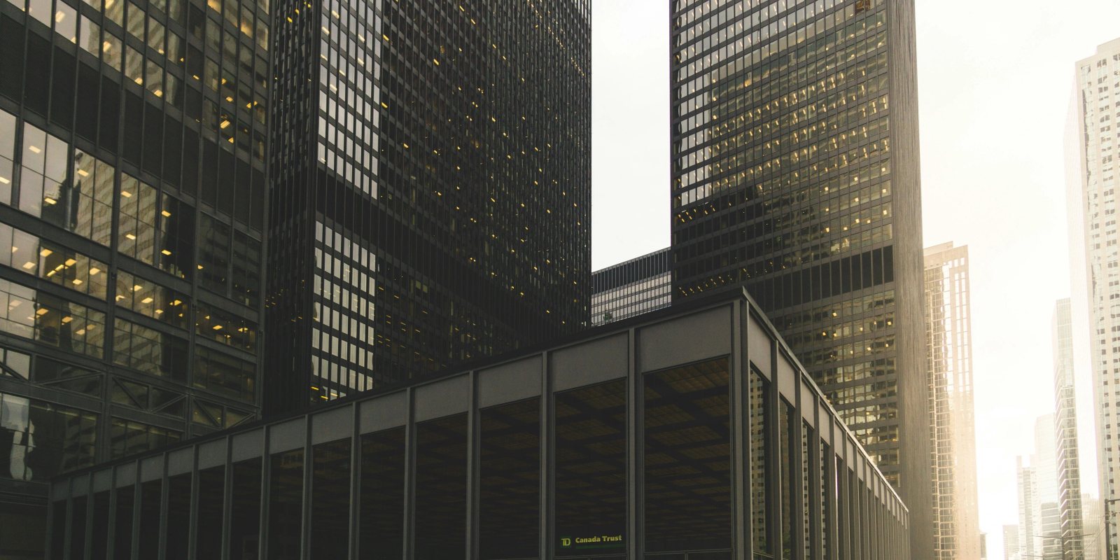 Determination of Tax Resident Status: Criteria, Treaty Rules, and Cross-Border Tax Practices