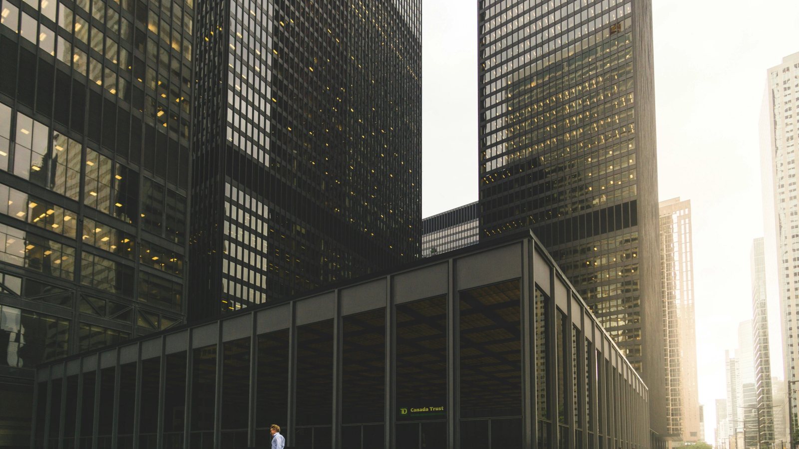 Determination of Tax Resident Status: Criteria, Treaty Rules, and Cross-Border Tax Practices