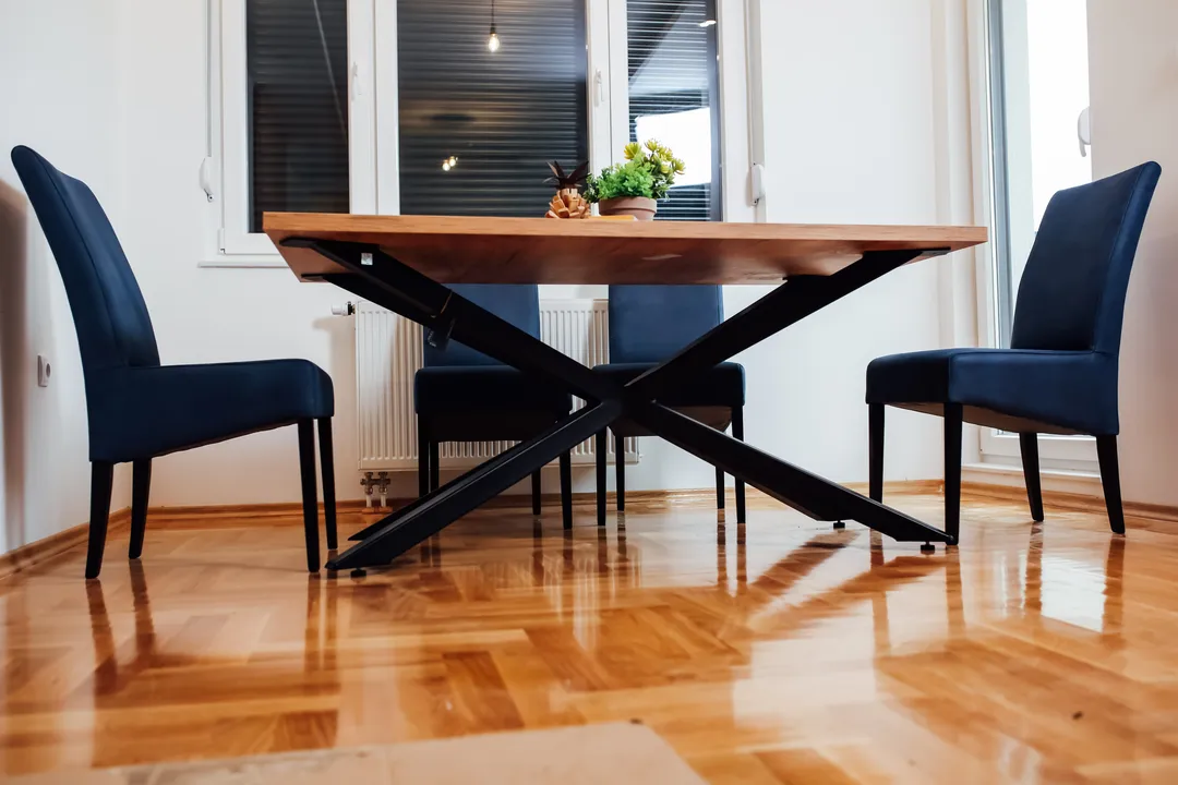 Klub i trpezarijski sto po mjeri — fotografija 4