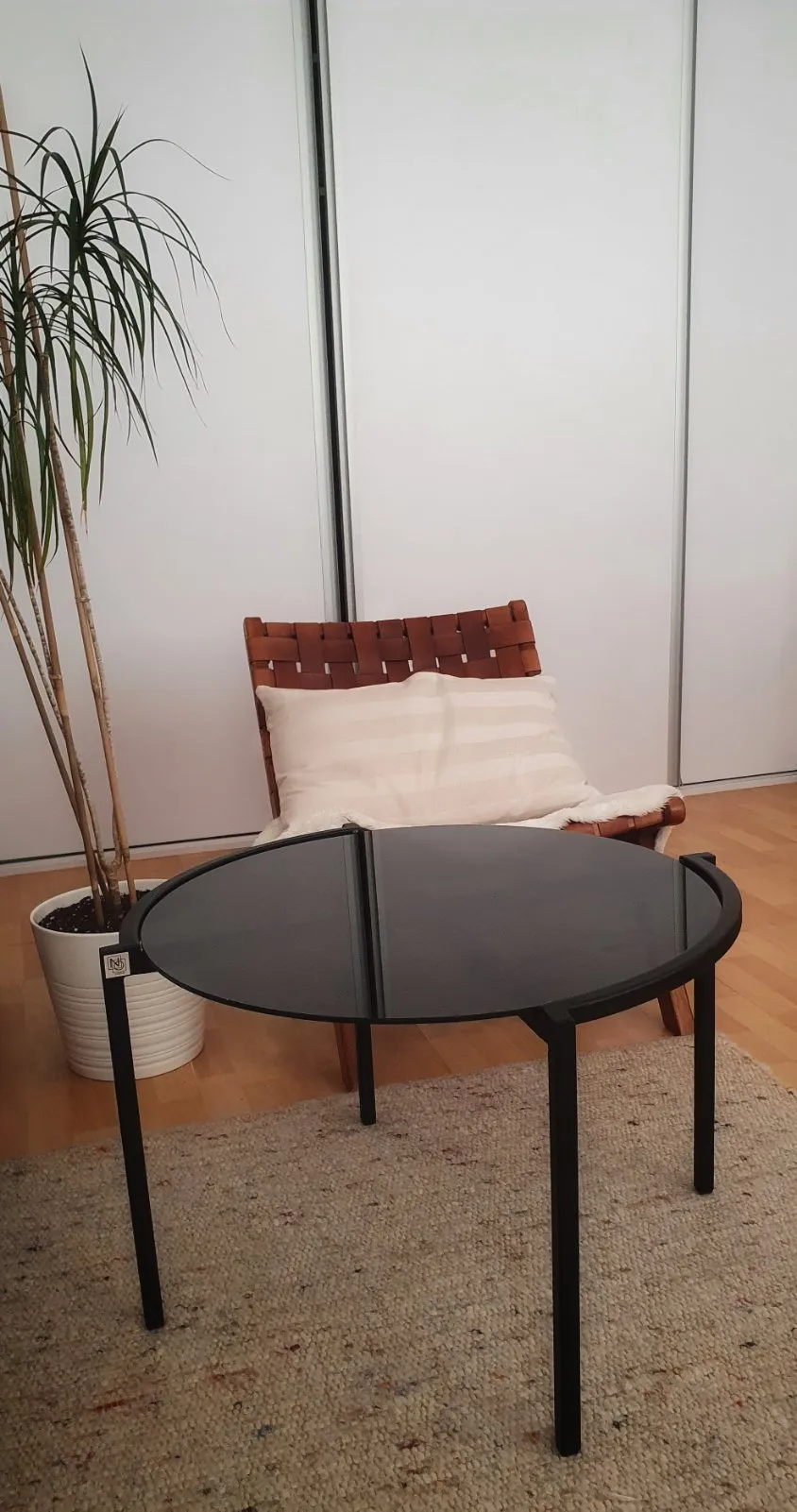 Okrugli klub sto od dimljenog stakla — fotografija 3