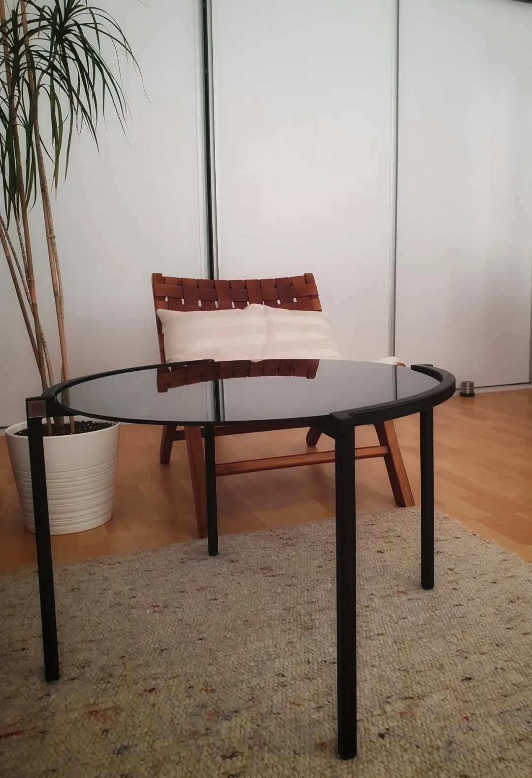 Okrugli klub sto od dimljenog stakla — fotografija 4