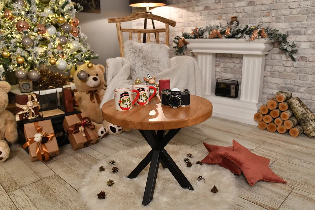 Okrugli sto s crnim postoljem — fotografija 4