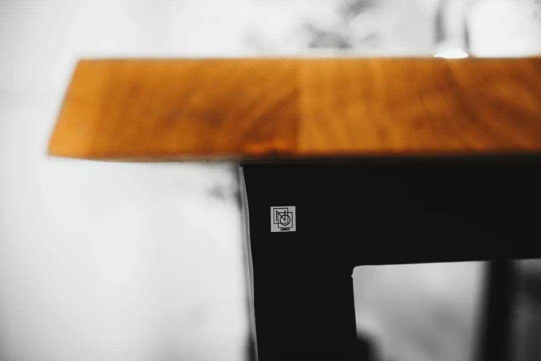 Barski sto od masiva s crnim nogama — fotografija 8