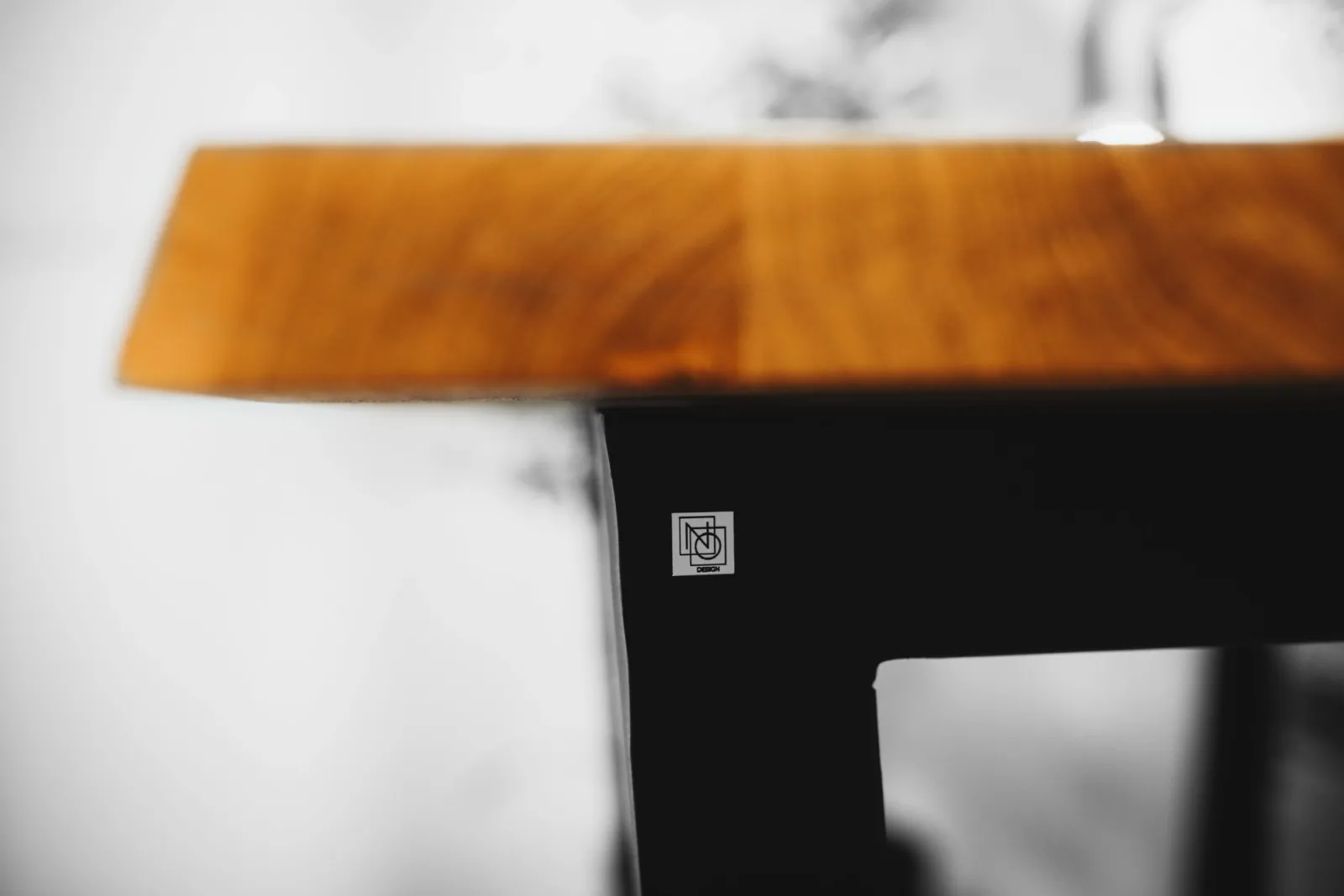 Barski sto od masiva s crnim nogama — fotografija 8