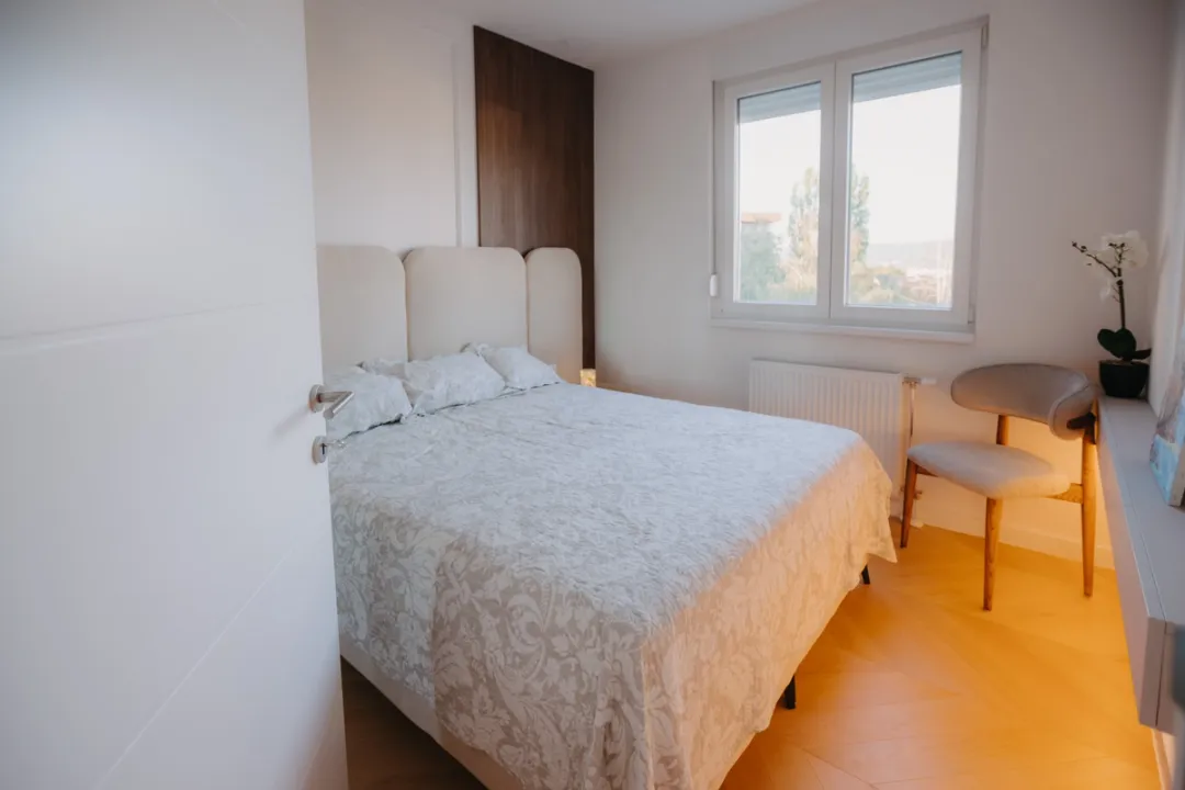 Kompletno opremanje stana s orahovom kuhinjom i garderoberom — fotografija 10