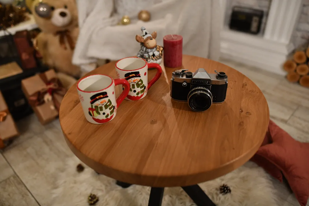 Okrugli sto s crnim postoljem — fotografija 2