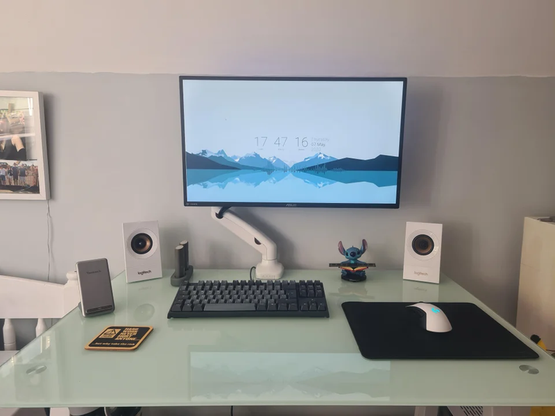 Single monitor desk setup with monitor arm