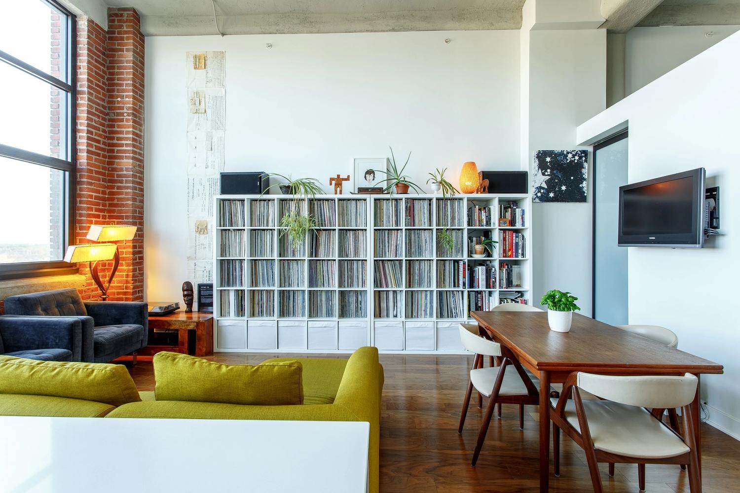 10 Minimal Interior Designs That Make Great Zoom Virtual Backgrounds ...