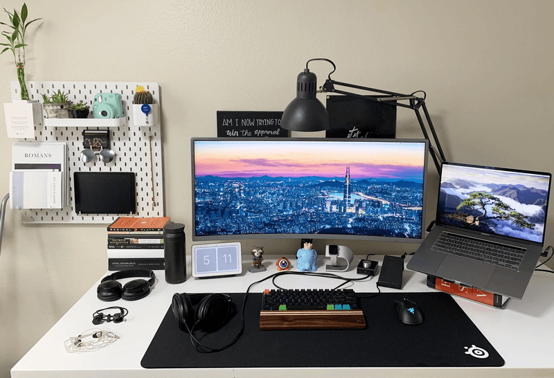 Desk setup with with 35 inch curved ultrawide