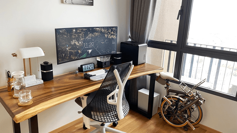 Beautiful curved desk setup