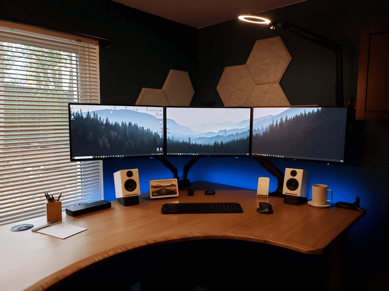 Triple monitor standing desk