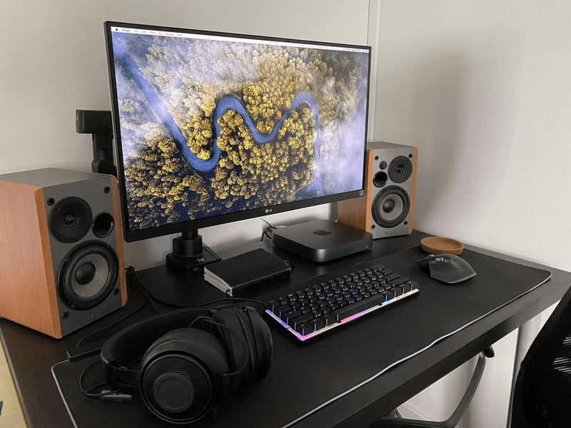 Single monitor desk setup with Mac Mini