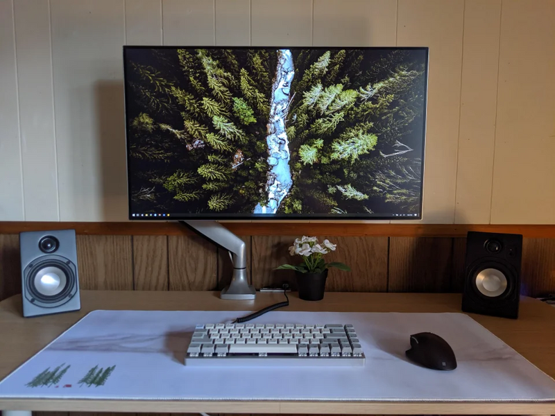 Single 32 inch 4k monitor setup with mechanical keyboard