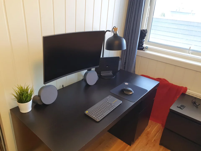 Clutter-free desk setup