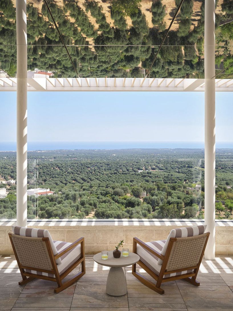 Il rooftop sotto la pensilina, con i lettini e la vista sulla piana degli ulivi
