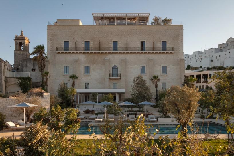 Vista dell'hotel dalla piscina