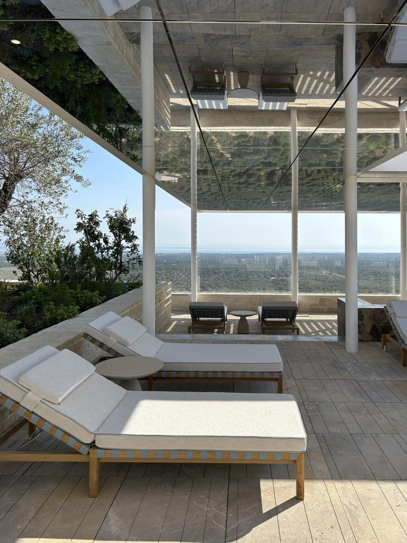 Il rooftop sotto la pensilina, con i lettini e la vista sulla piana degli ulivi