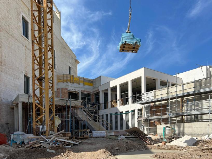 Il cantiere del nuovo edificio del ristorante accanto all’ex manifattura, con la gru che solleva un carico