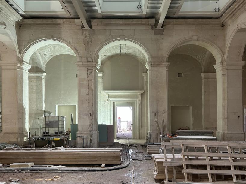 Il chiostro dell’ex manifattura durante i lavori, con le arcate in pietra sotto la nuova copertura vetrata