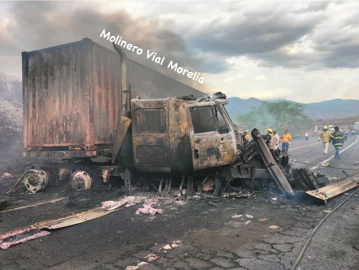 ⚠️ #Accidente ⚠️ Aparatoso choque de tráileres en la Siglo XXI, uno se incendia y contenedor desbarranca