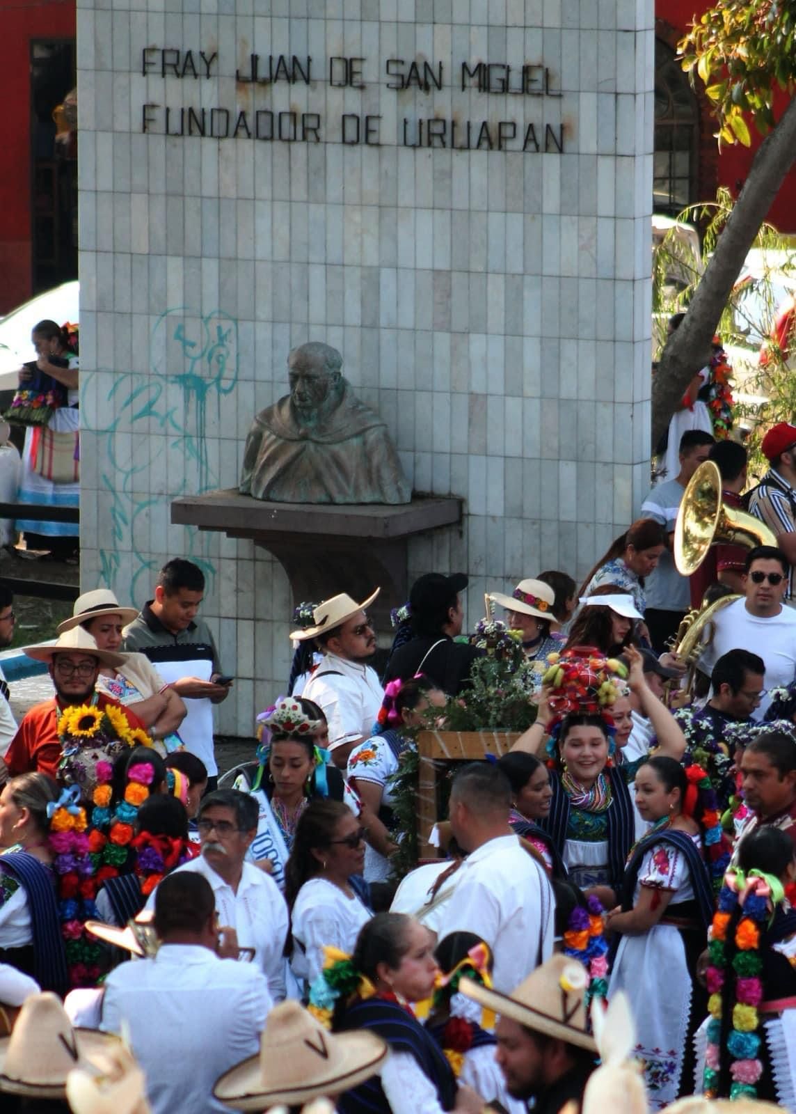 ⚠️ #Cultura ⚠️ Las Aguadoras, el tradicional ritual, en la Rodilla del Diablo en #Uruapan