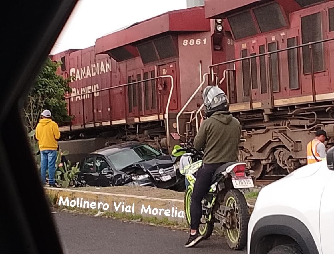 ⚠️ #Accidente ⚠️ Auto es embestido por el ferrocarril en Morelia