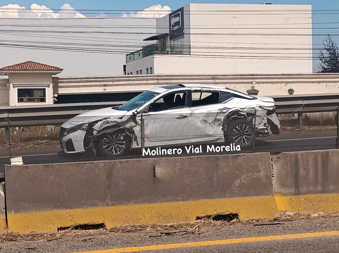 Accidente Automovilista choca contra muro de contención en la