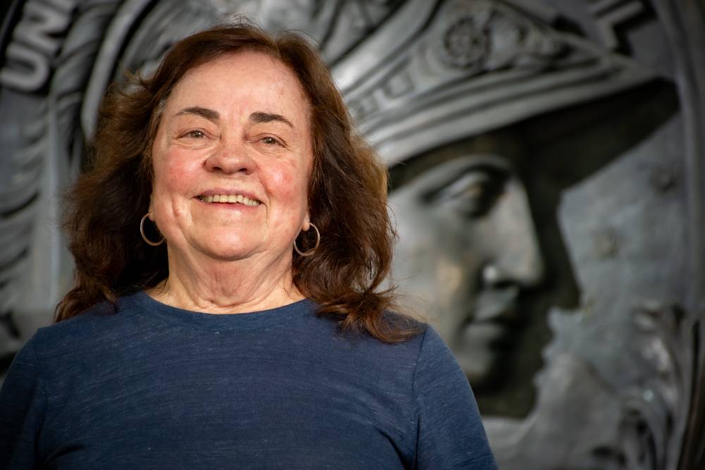 Eliana Bergter, mulhar branca, idosa, de cabelos escuros.