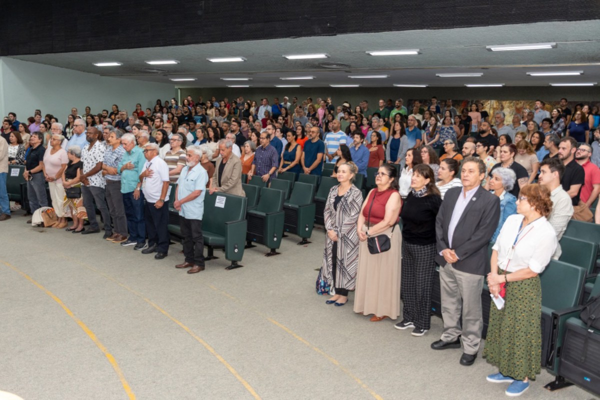 Imagem de corpo do texto do conteúdo Servidores do CCS recebem medalha de 50 anos de serviço público