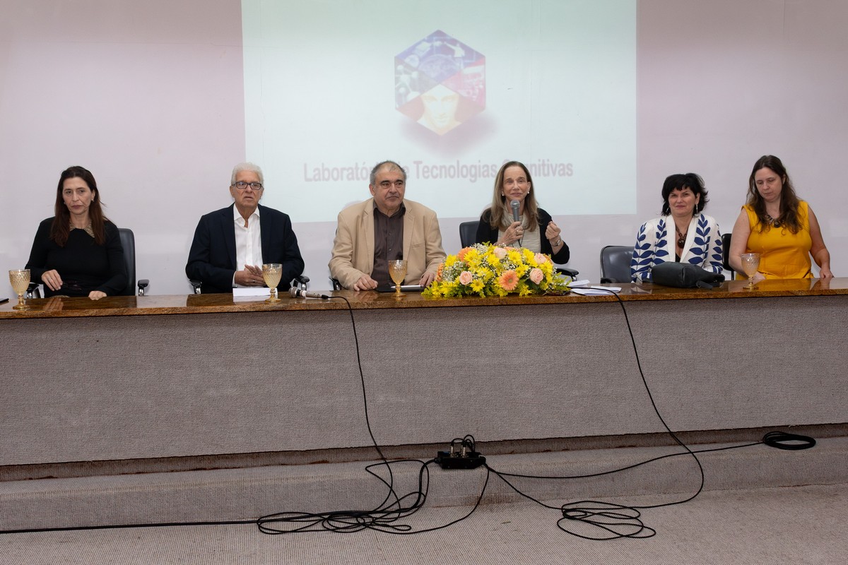 Da esquerda para a direita: Rita Vilanova, mulher branca de cabelos pretos; Luiz Eurico Nasciutti, homem branco de cabelos brancos; João Torres de Mello, hoeme branco de cabelos grisalhos; Miriam Struchiner, mulher branca de cabelos loiros; Ivana Bentes, mulher branca de cabelos pretos, e Tais Rabetti, mulher branca de cabelos loiros. 