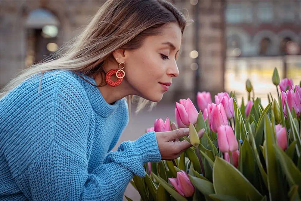 Laura ruikt aan tulpen in Hoorn