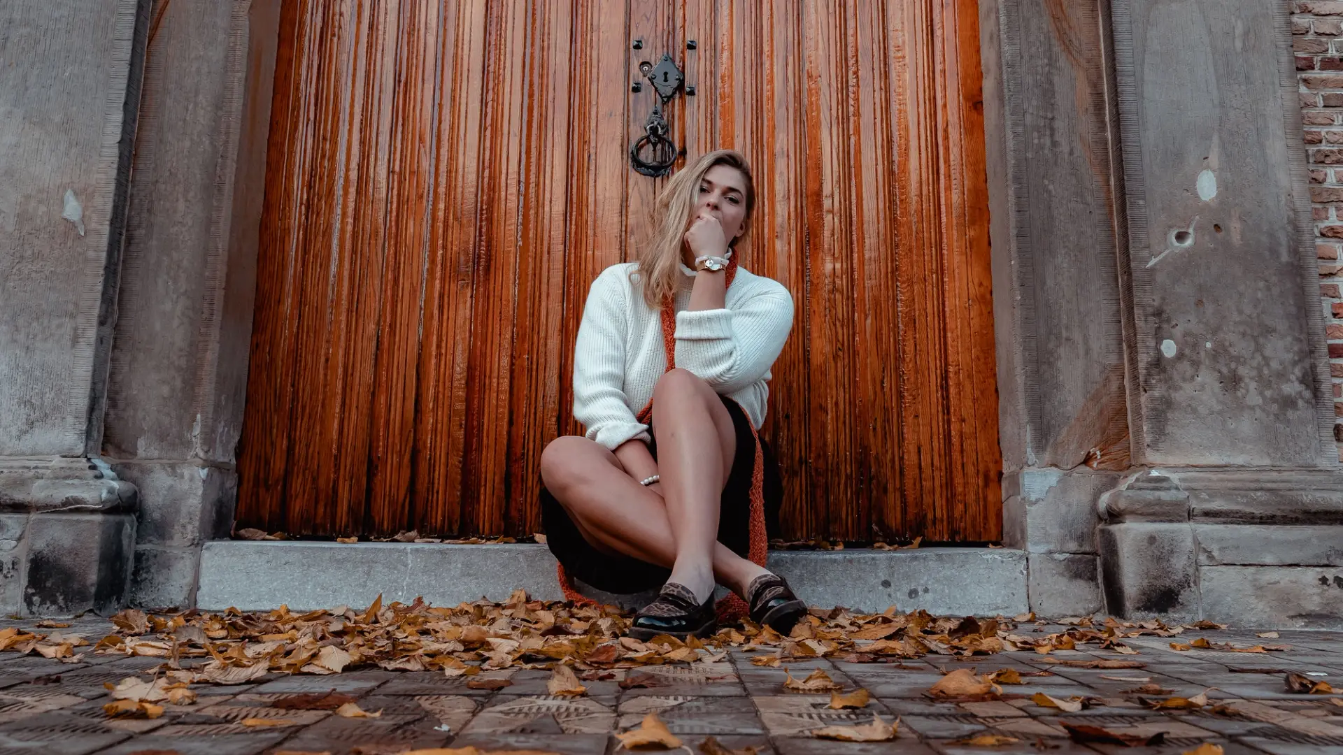 Klara voor een kerkdeur in Hoorn