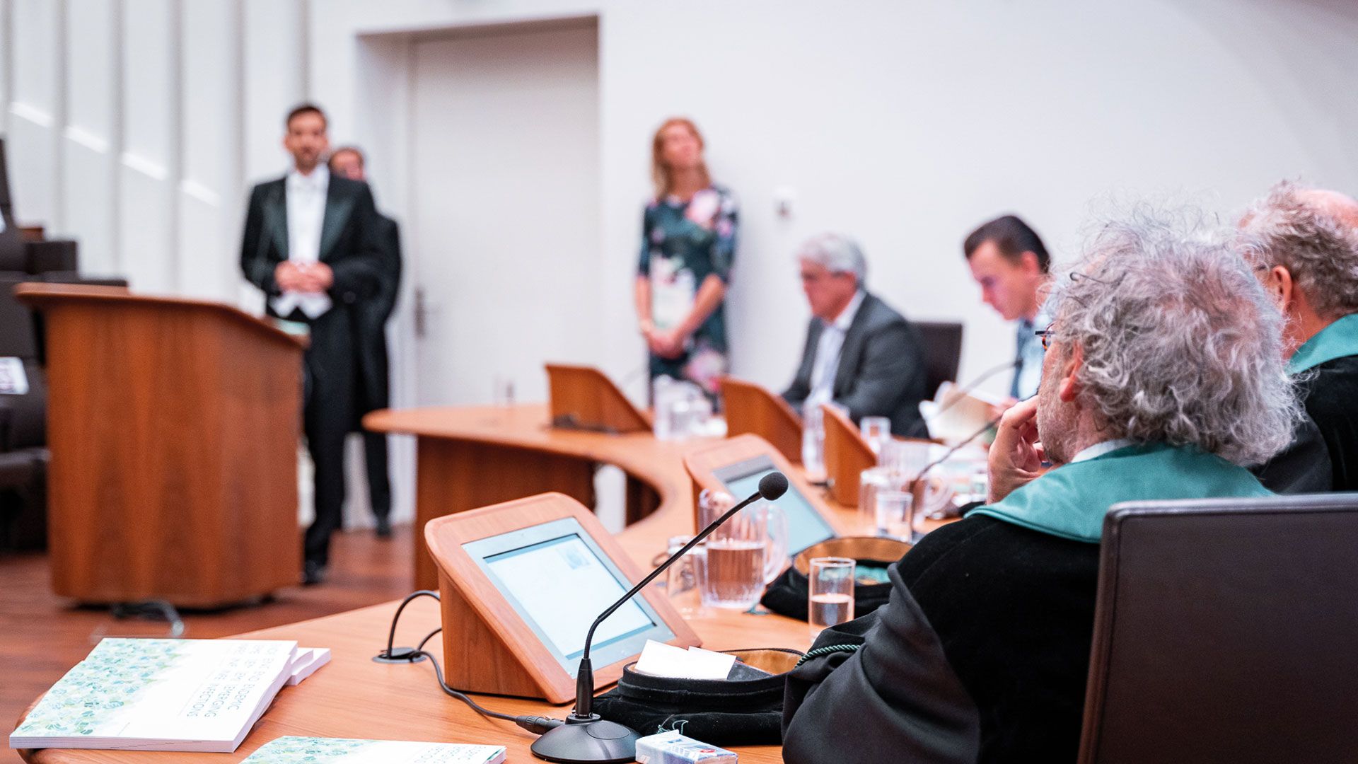 Het paneel met professoren tijdens een promotie luistert aandachtig naar de promovendus