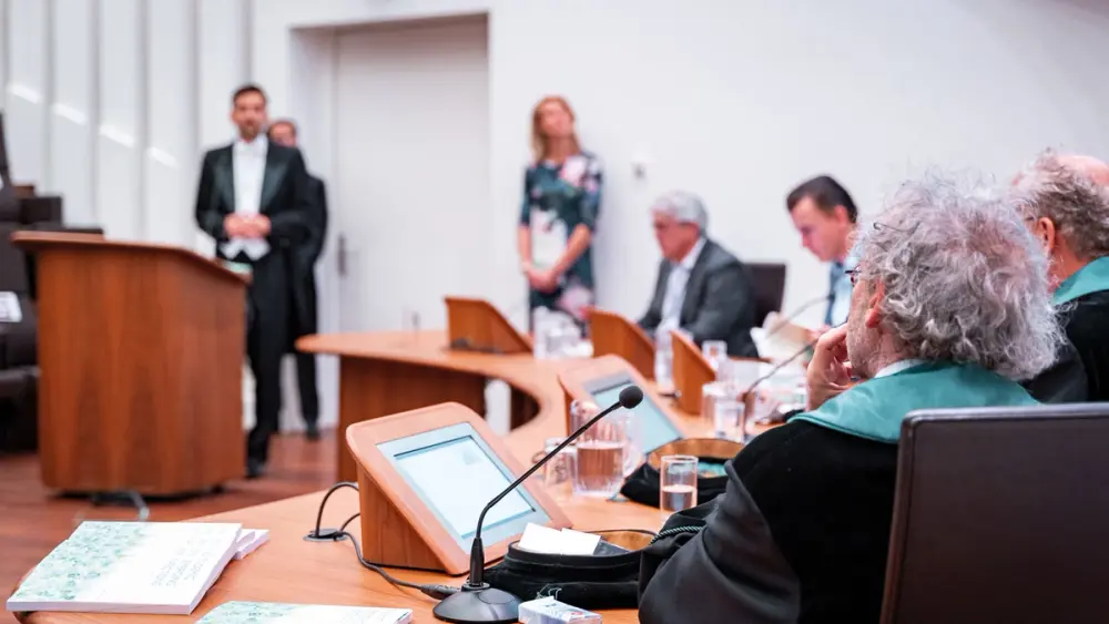 Het paneel met professoren tijdens een promotie luistert aandachtig naar de promovendus