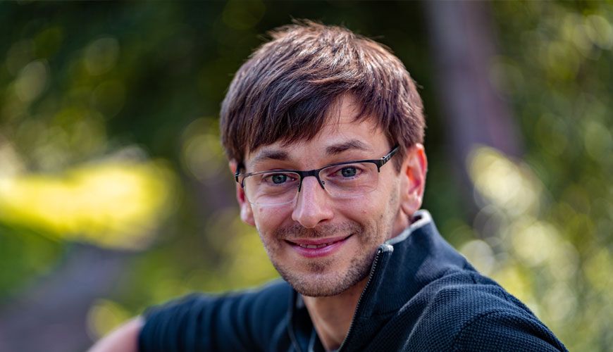 André op een bankje in een park in Amsterdam