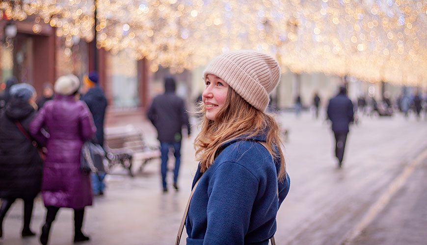 Natalia kijkt omhoog in Moskou