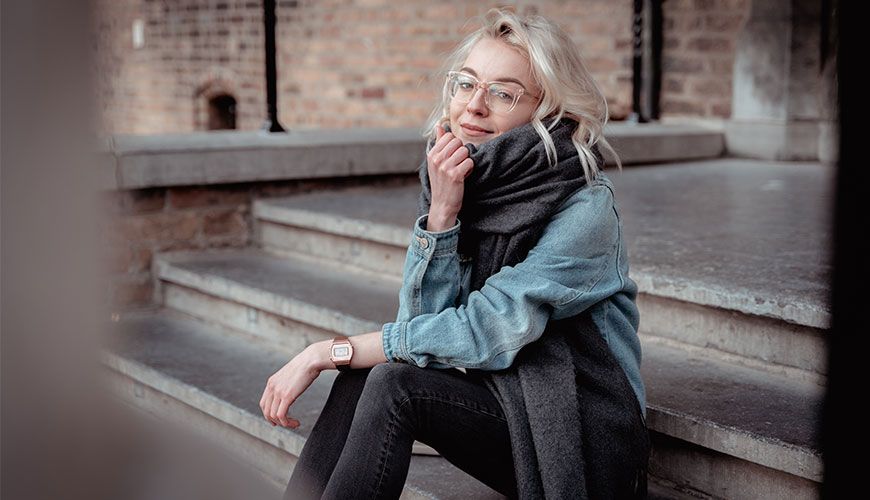 Polyna zit op een trap voor het binnenhof in Den Haag