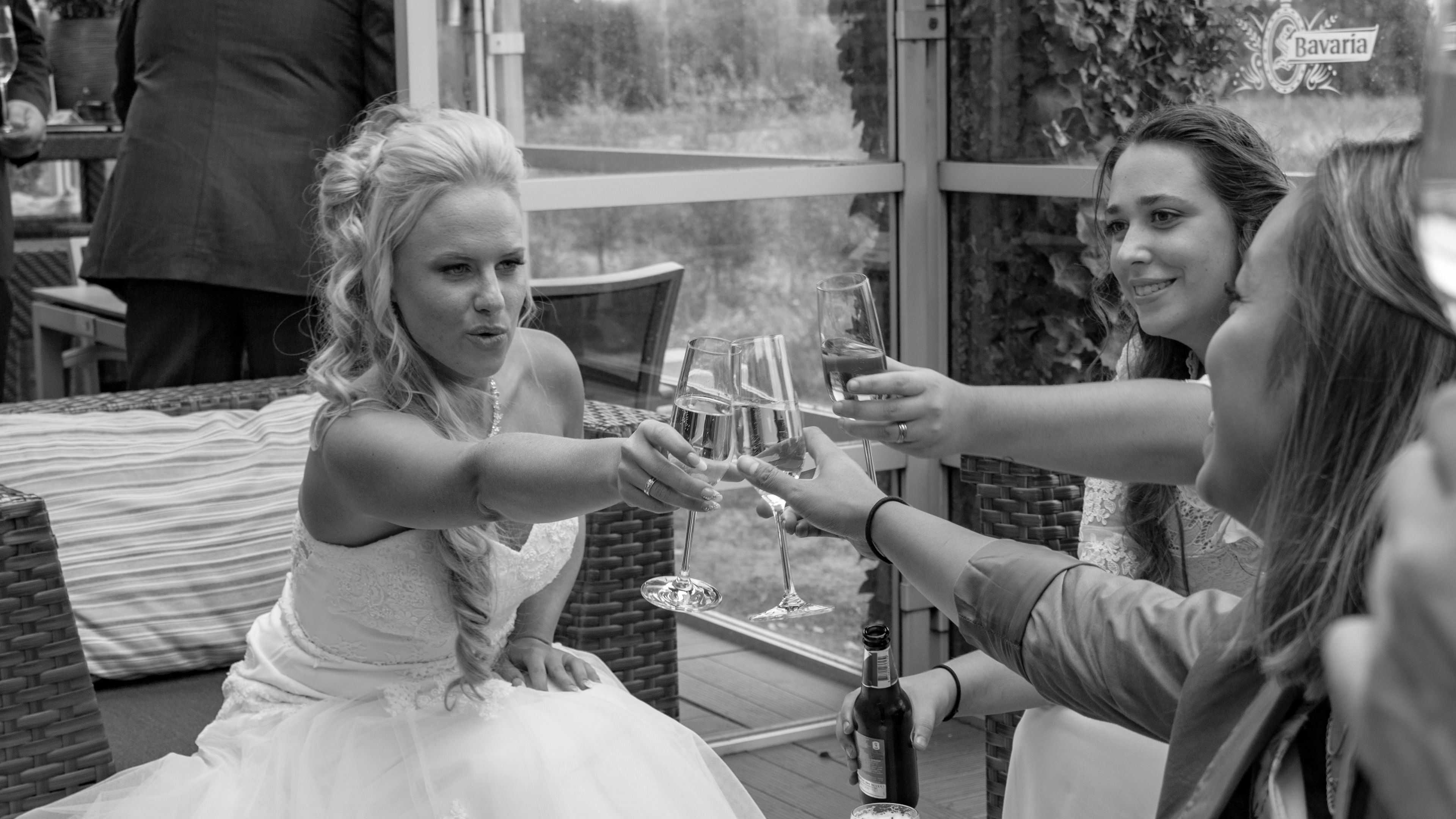 Bruid proost met haar vriendinnen