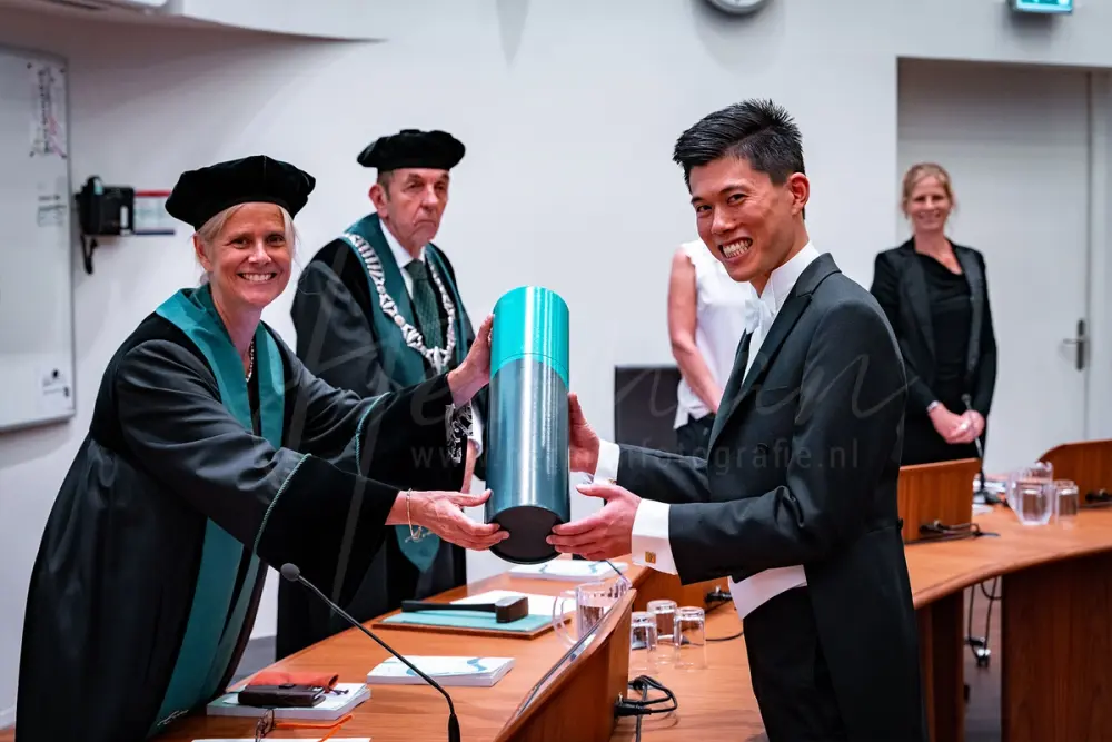 Promovendus ontvangt zijn diploma