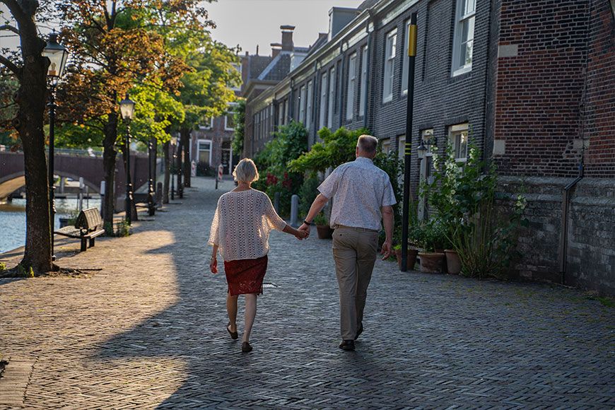 Ouder stel loopt hand in hand in Dordrecht