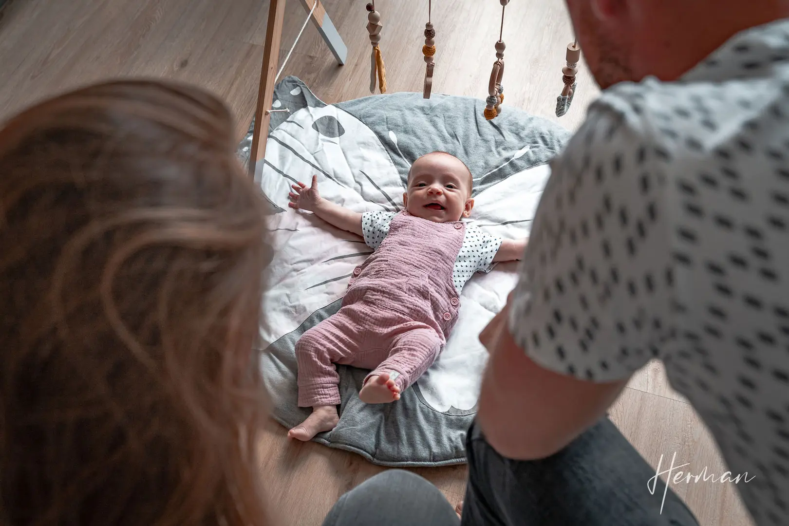 Kind ligt te lachen op de mat