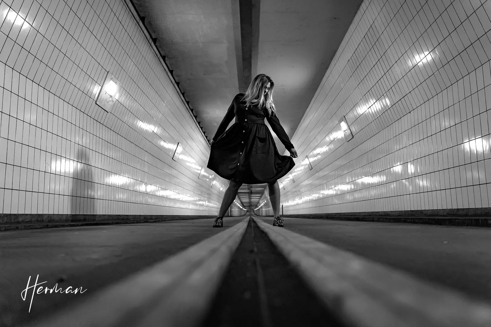 Klaartje in de Maastunnel in Rotterdam