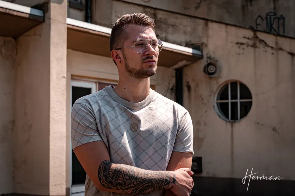 Jongeman voor een verlaten gebouw