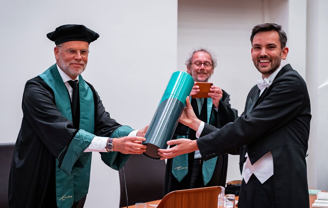 Promovendus ontvangt zijn diploma