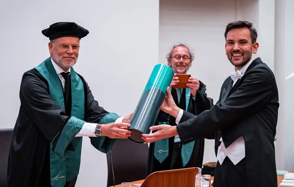 Promovendus ontvangt zijn diploma