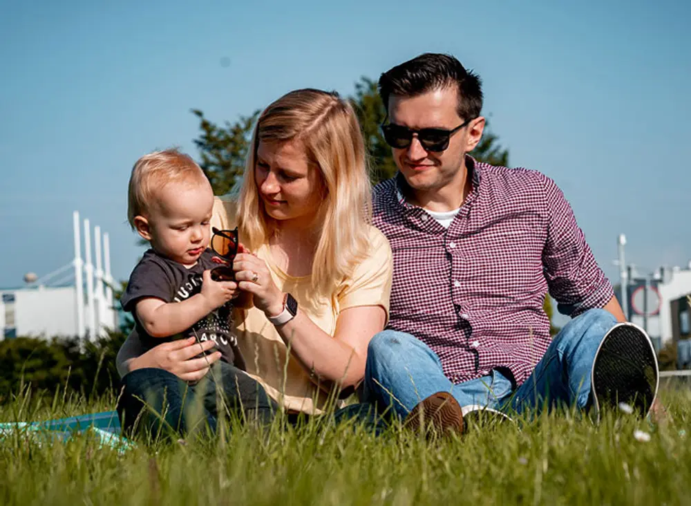 Jonge stel met hun kleine zoon op het gras